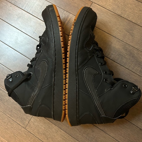 Men’s Black Nike Sneakers - Picture 2 of 3